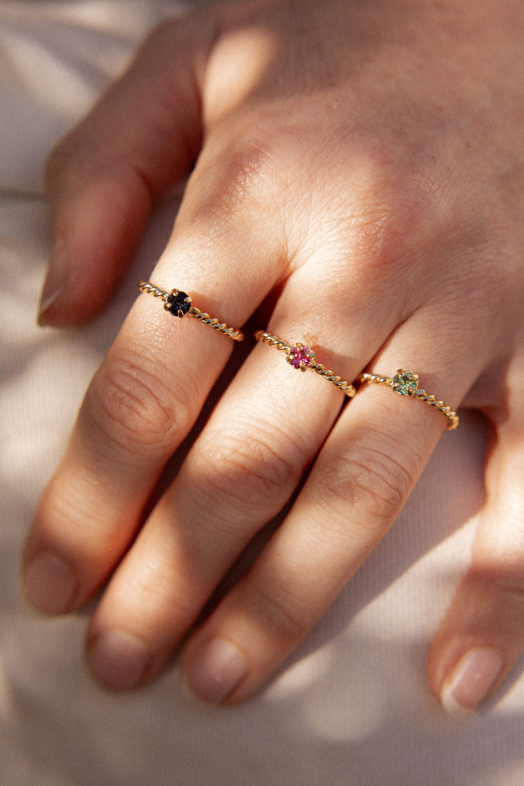 Bague fine réglable cristal plaqué or - Claudia torsadée