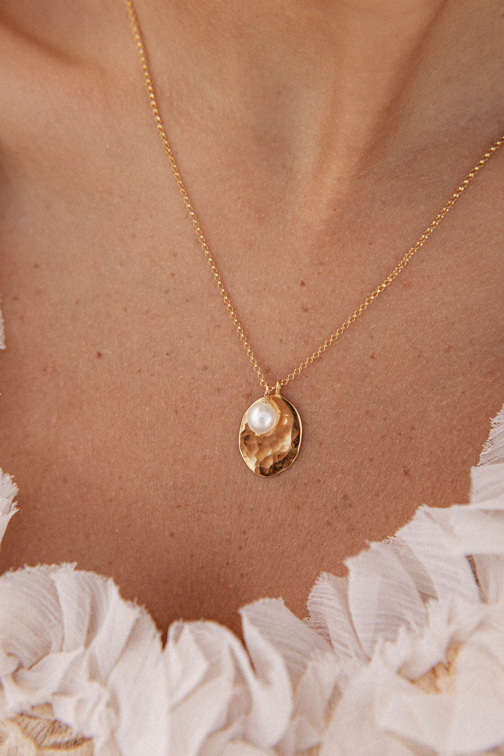 Collier médaille martelée perle d'eau douce - Maé