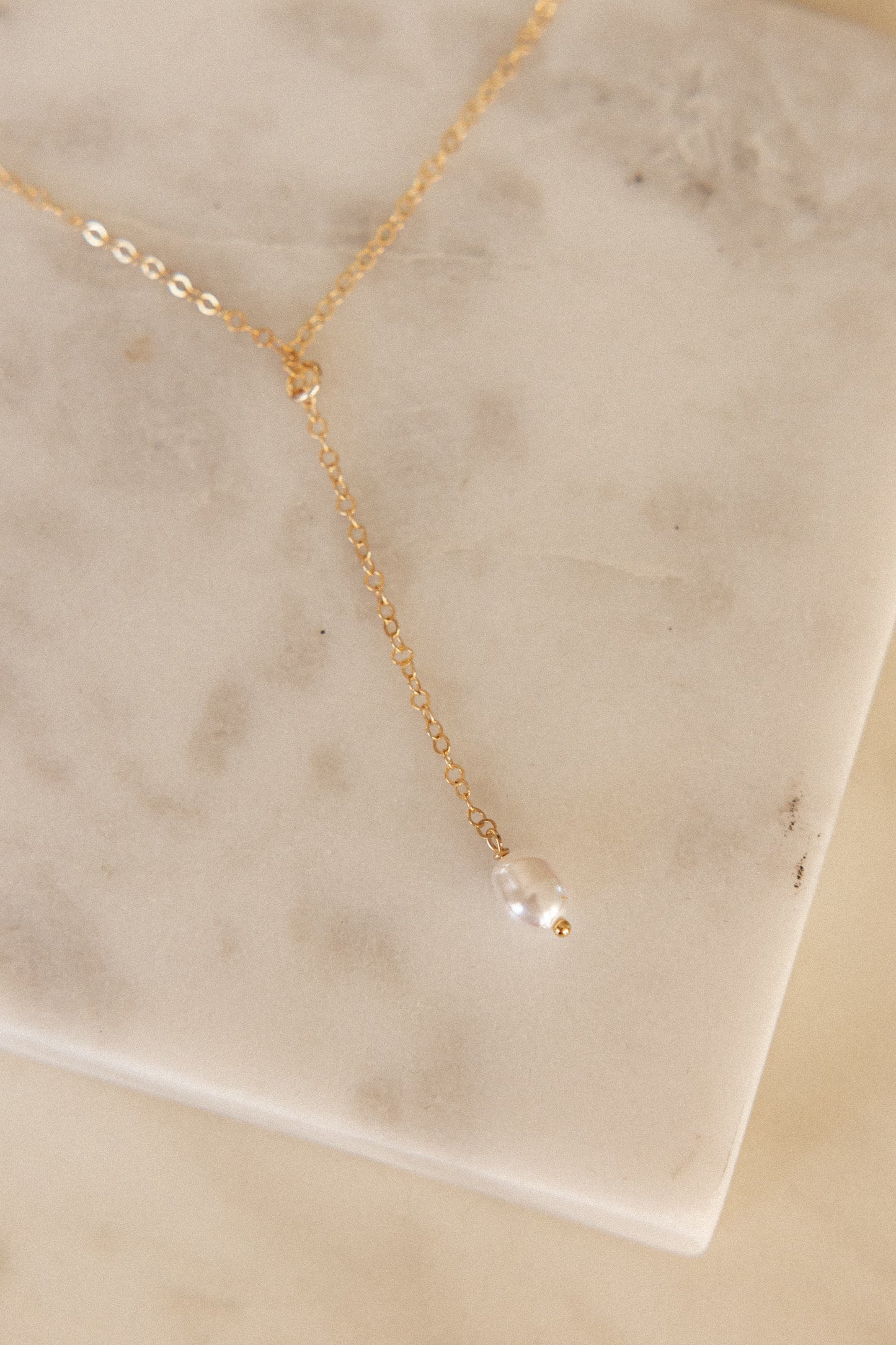 Collier cravate réglable perles d'eau - Ava