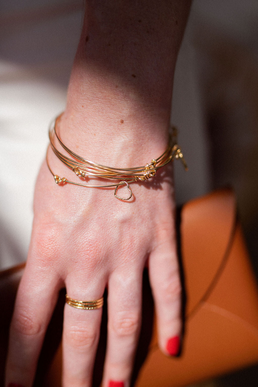 accumulation bracelets joncs pendentif coeur