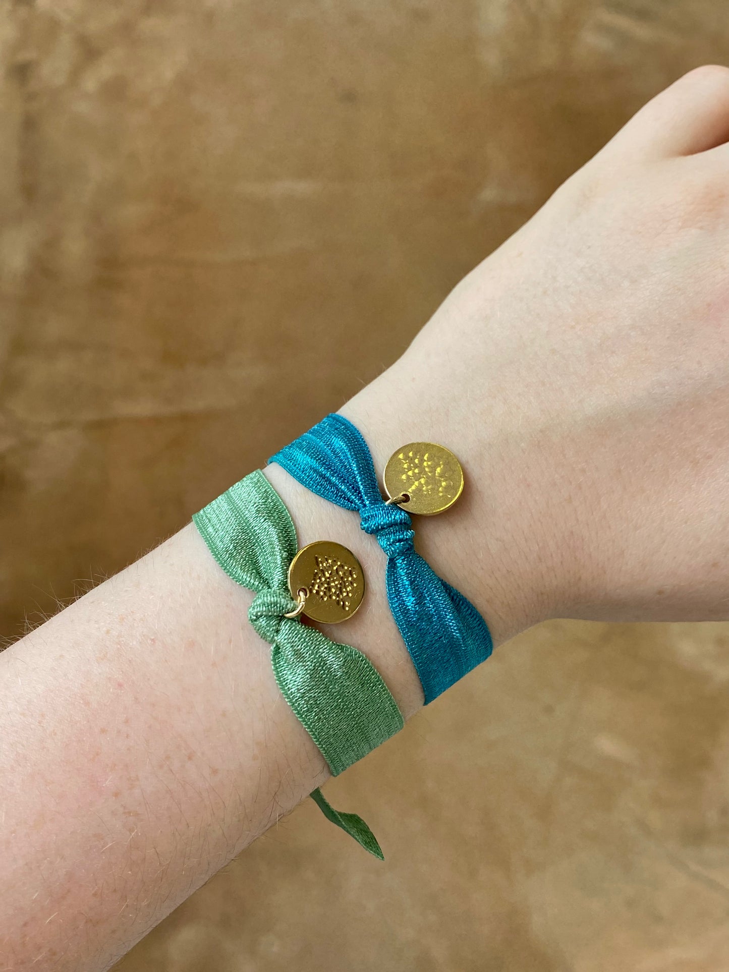Bracelet ruban velours médaille dorée