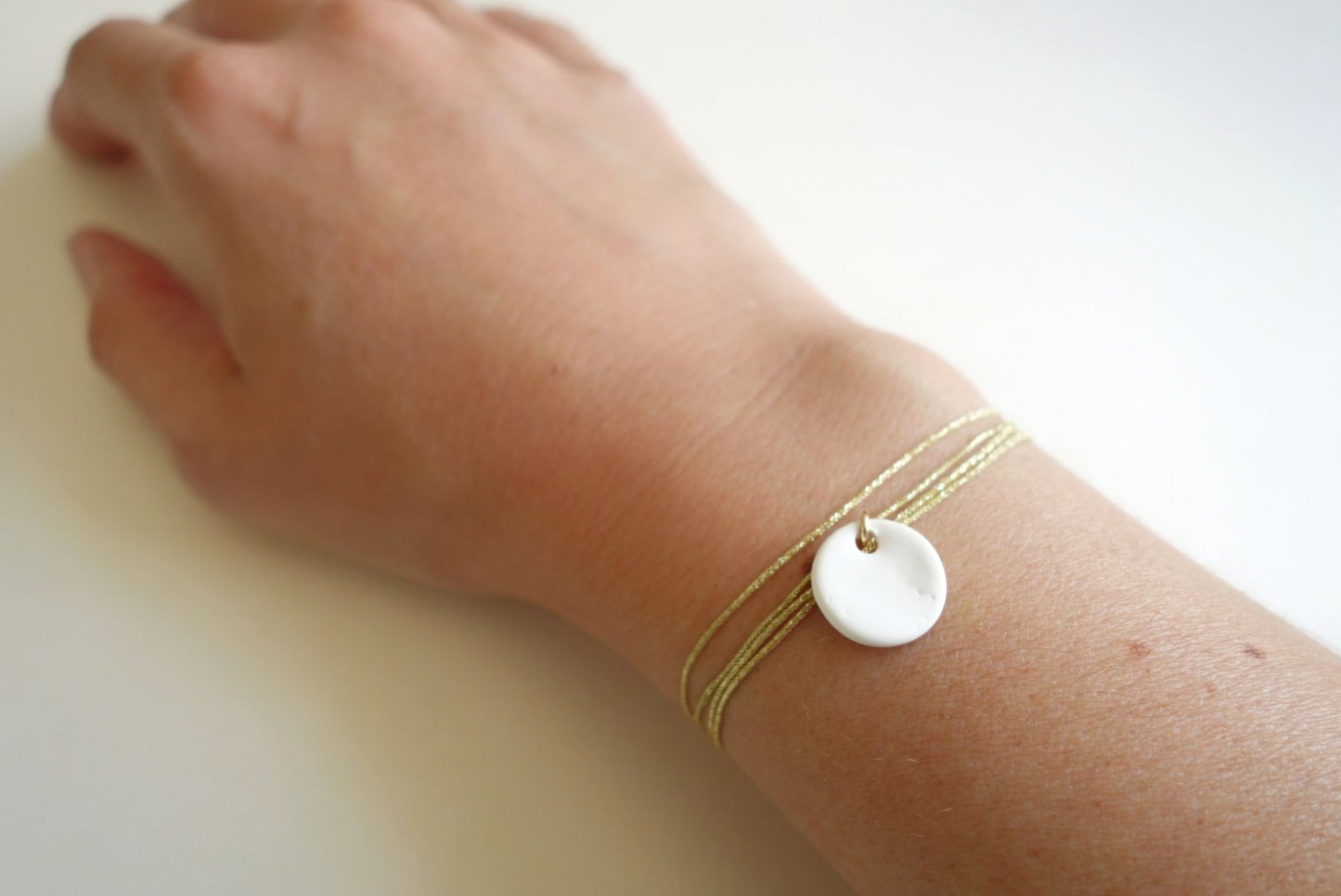 bracelet blanc fil doré
