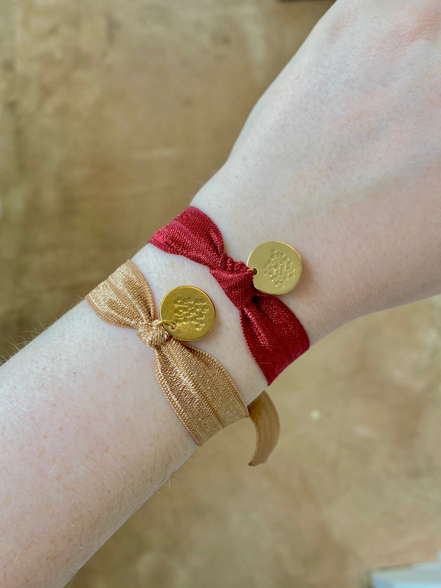 Bracelet ruban velours médaille dorée