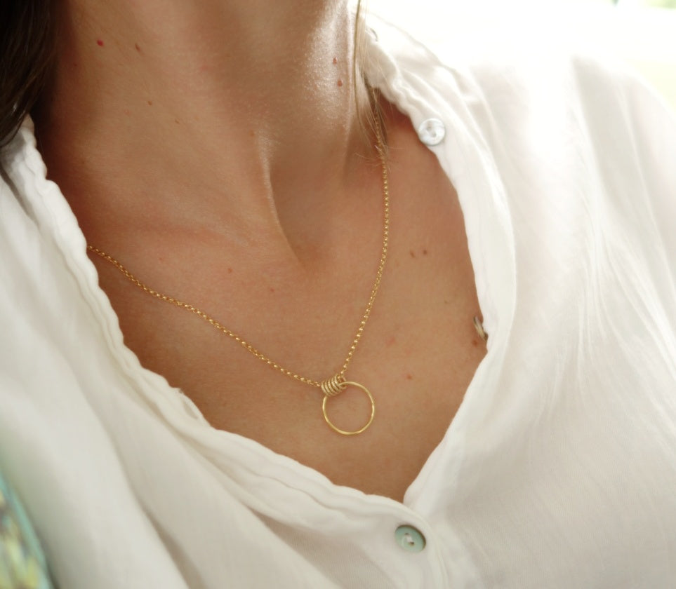 collier cercle anneau torsadé fin élégant bohème