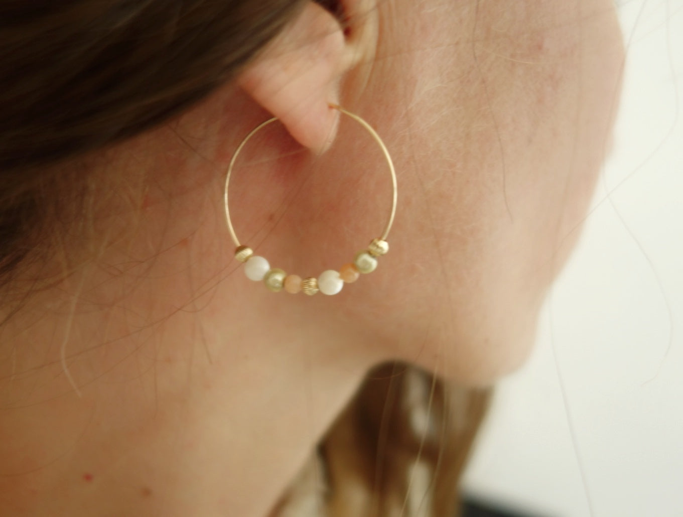 boucles d'oreille plaqué or créoles pierres fines nacre femme