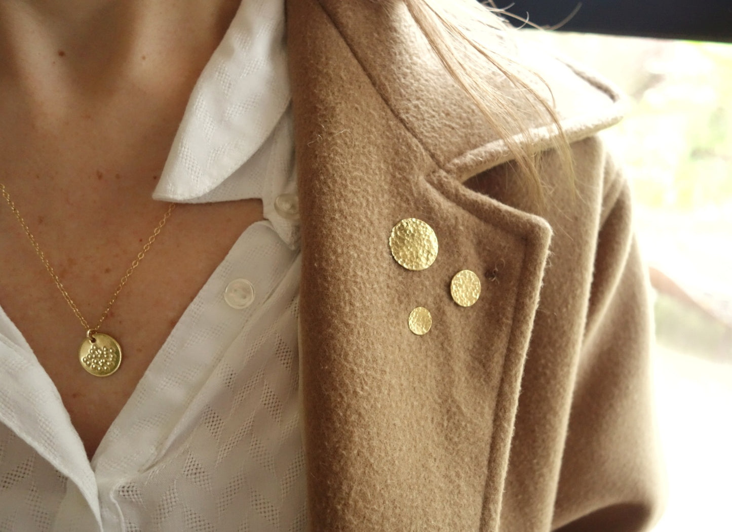 Broche pin's martelée dorée à l'or fin