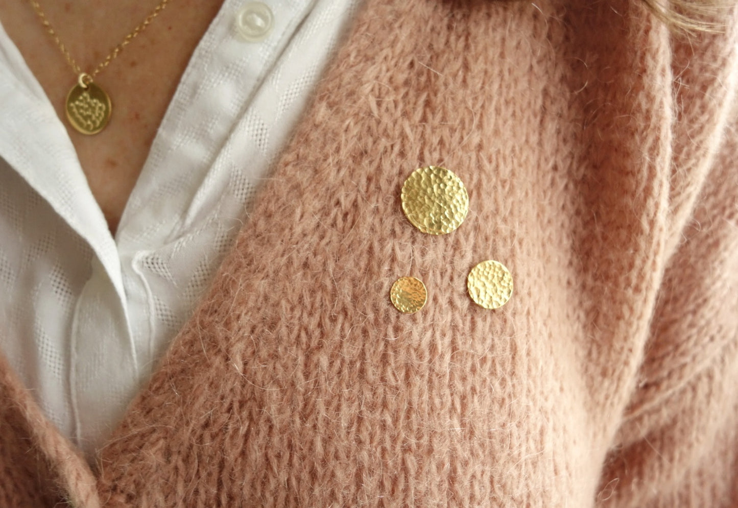 Broche pin's martelée dorée à l'or fin