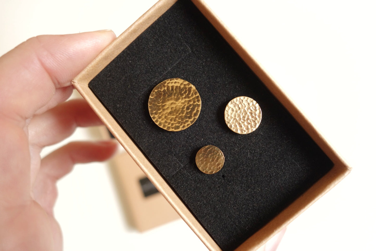 Broche pin's martelée dorée à l'or fin
