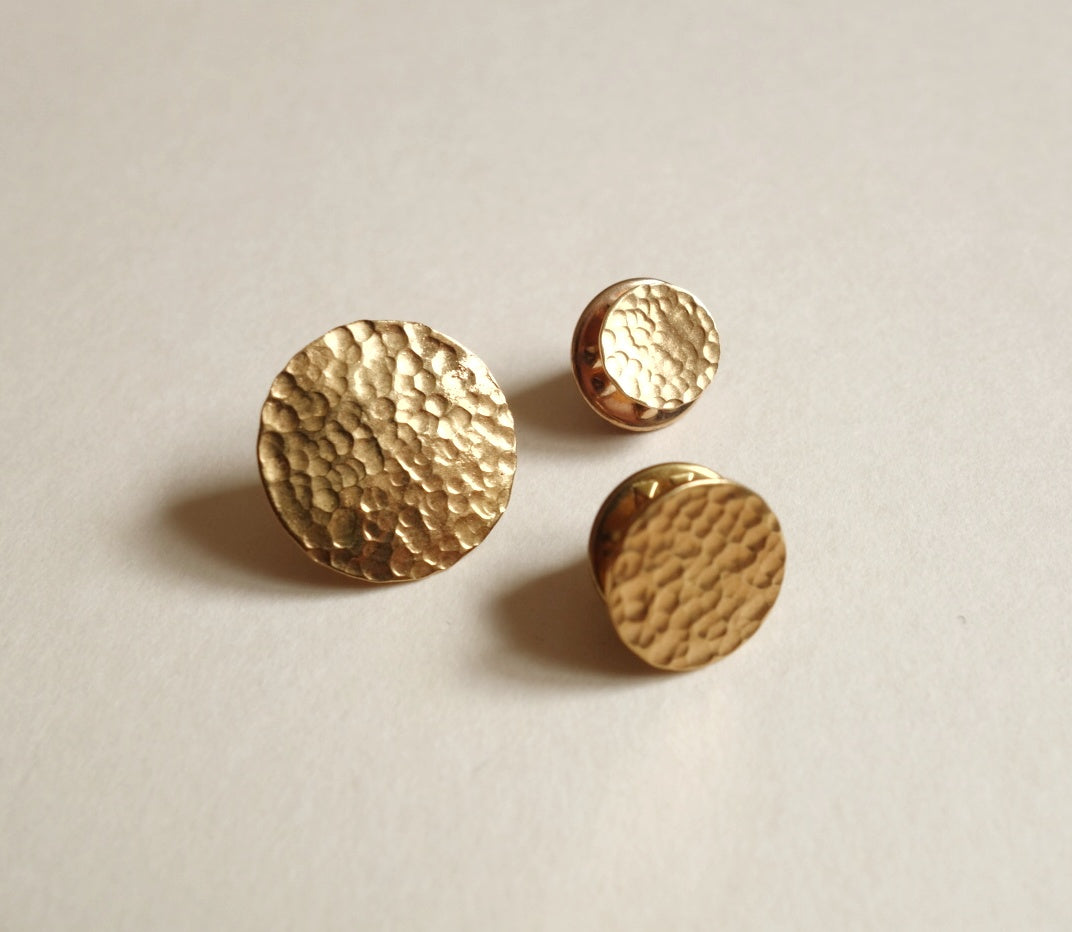 Broche pin's martelée dorée à l'or fin