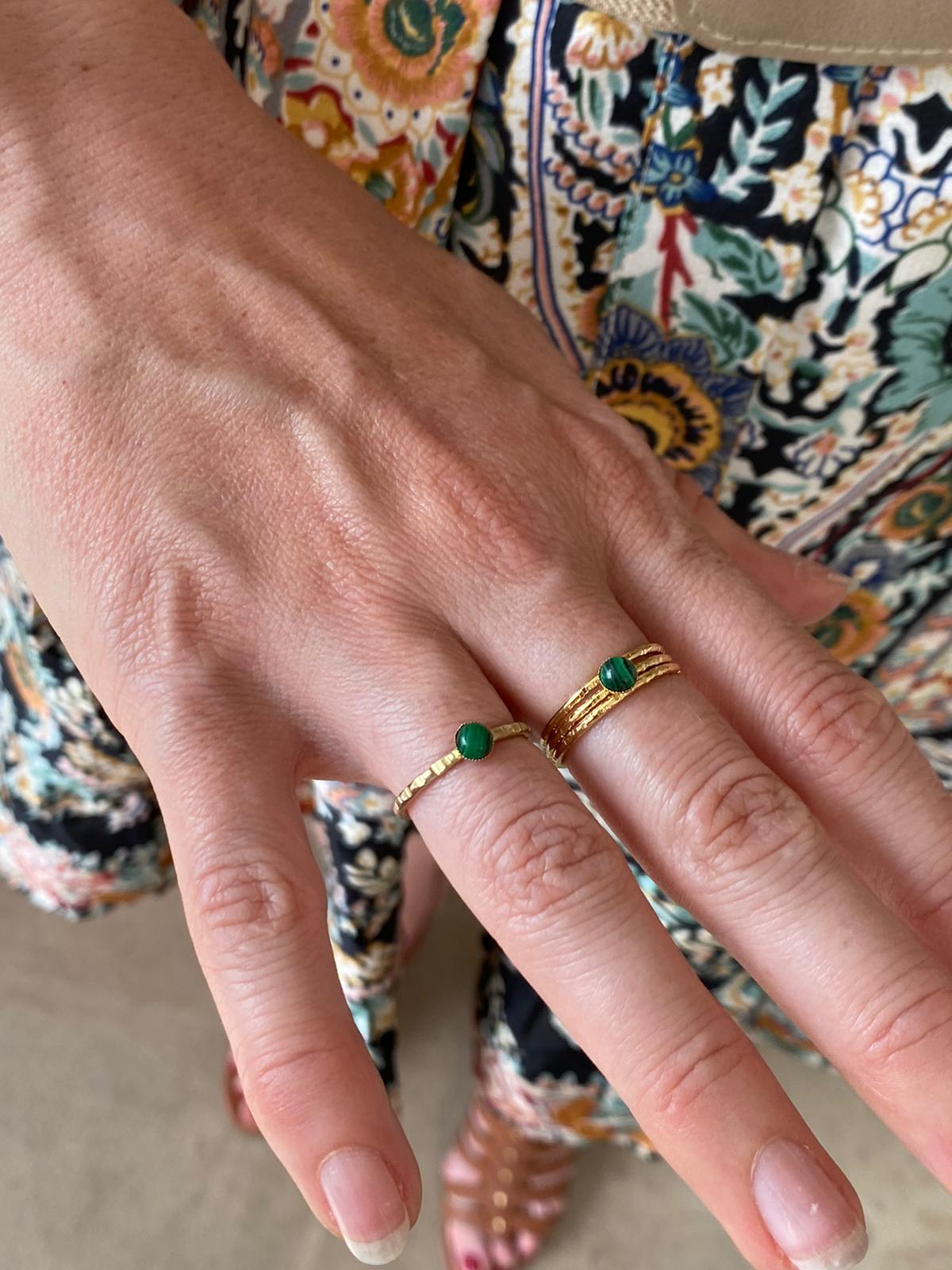 Bague fine martelée réglable pierre de malachite verte
