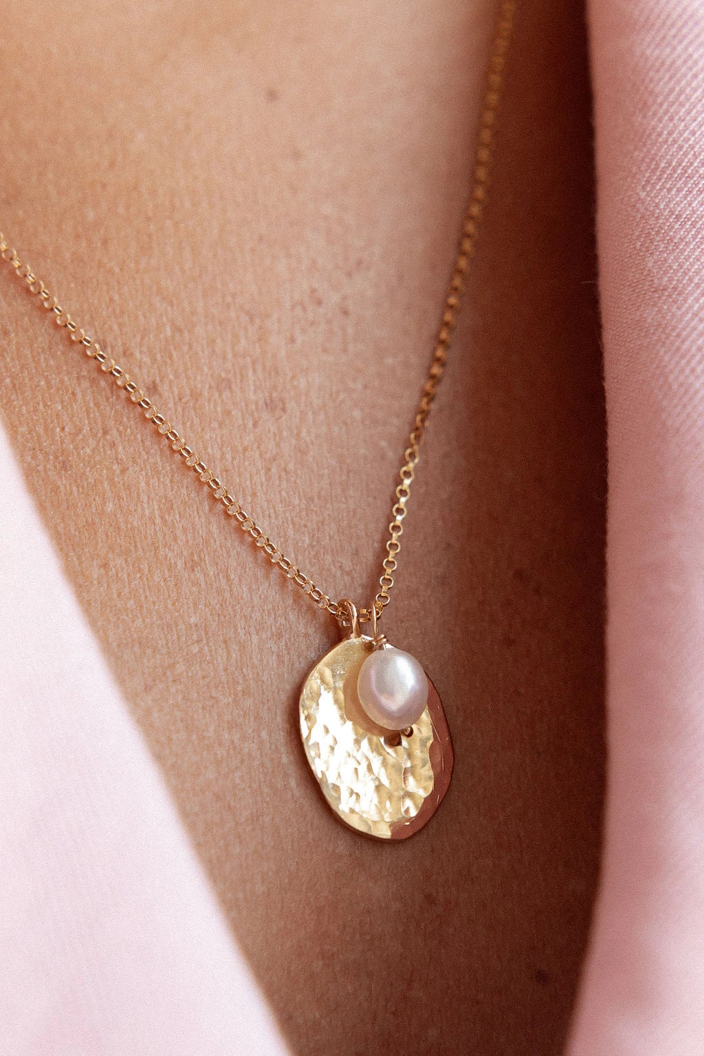 Collier médaille martelée perle d'eau douce - Maé