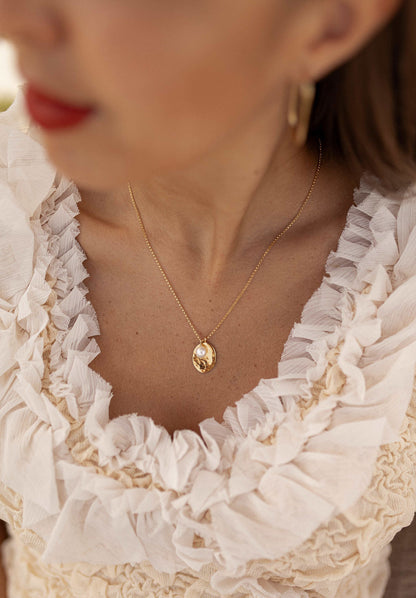 Collier médaille martelée perle d'eau douce - Maé
