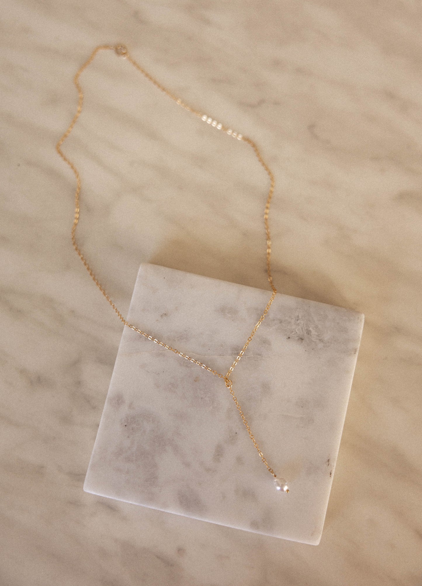 Collier cravate réglable perles d'eau - Ava