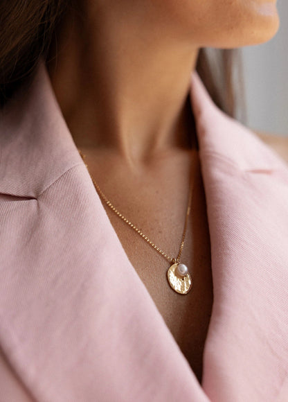 Collier médaille martelée perle d'eau douce - Maé