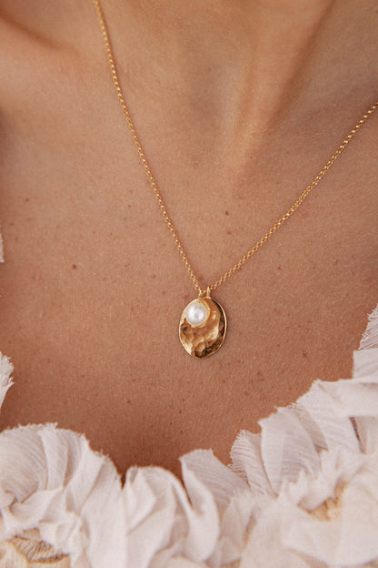 Collier médaille martelée perle d'eau douce - Maé
