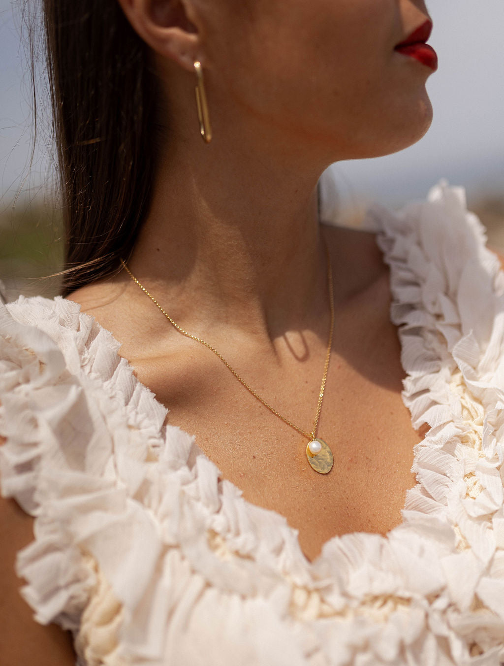 Collier médaille martelée perle d'eau douce - Maé